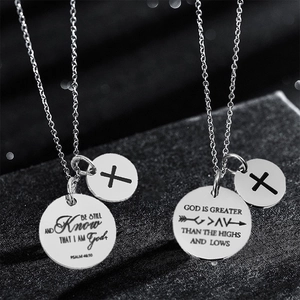 Collana in acciaio inossidabile con incisione di versetti biblici e croce su pendente tondo