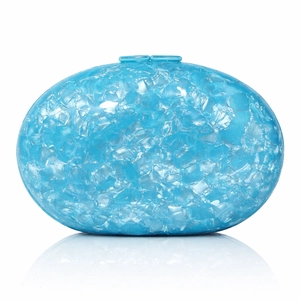 Détail de la pochette de soirée en acrylique bleu clair avec texture marbrée et nacrée