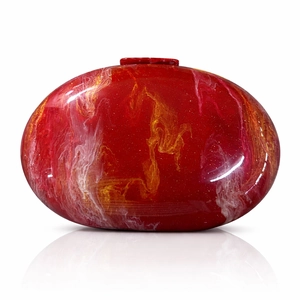 Détail de la pochette de soirée en acrylique marbré rouge avec finition brillante