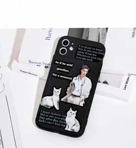 Détail d'une coque iPhone noire mate avec collage de stickers vintage de chat et portrait