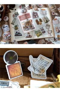 Primer plano de pegatinas de café retro sobre páginas de libros antiguos para diario