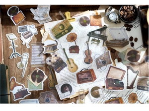 Detalle macro de 50 pegatinas vintage con temática de café y música retro decorativa