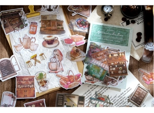 Detalle de pegatinas vintage de acuarela con temática de café sobre páginas de libros