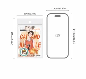 Comparaison de taille détaillée des autocollants PET avec emballage 85x130mm près d'un mobile