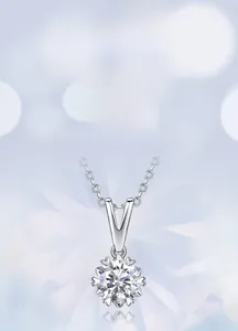 Détail macro du pendentif flocon avec diamant de culture 1ct et collier en argent S925