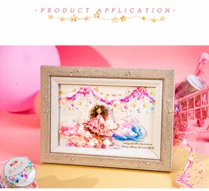 Detalle de pegatinas PET láser y cinta decorativa en una escena artística rosa