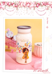 Gros plan d'une gourde isotherme crème avec illustration de fille et ballons colorés
