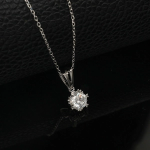 Vue macro d'un pendentif en moissanite ronde 1 carat sur une chaîne en argent S925