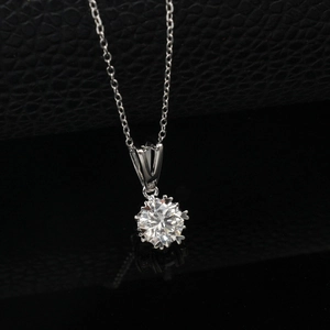 Macro d'un collier en argent avec pierre ronde de 1 carat et sertissage cœur à six griffes