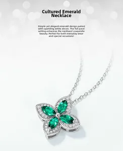 Détail du collier avec pierres émeraudes marquise et serti de zircons blancs sur métal argenté