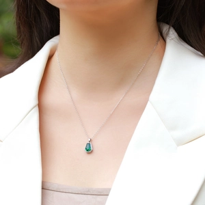 Elegante smaragdgrüne Parfümflaschen-Halskette mit Silberkette an einem Model