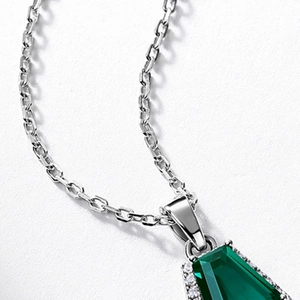 Halskette aus 925er Silber mit grünem Edelstein im Smaragdschliff und Zirkonia
