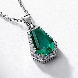 Vintage-Halskette mit grünem Smaragdschliff-Edelstein und Diamant-Halo aus S925 Silber