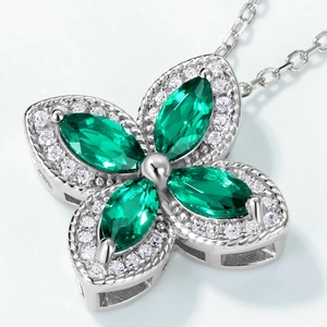 Collier trèfle en argent S925 avec émeraudes taille marquise et cristaux étincelants