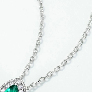 Collier élégant en argent S925 avec pendentif émeraude poire et halo de zircons blancs