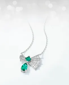 Détail du collier émeraude de culture avec zircons pavés et pendentif en éventail
