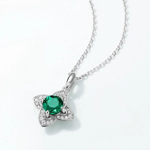 S925 sterling silver necklace with a four-leaf emerald pendant and sparkling accents