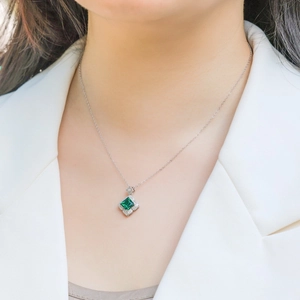 Élégant collier en argent sterling S925 avec pendentif émeraude géométrique sur mannequin