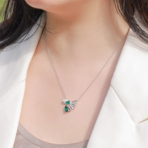 Collier éventail en argent S925 avec émeraudes vertes porté par un mannequin