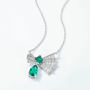 Collier en argent S925 avec éventail à nœud, émeraudes et détails en zircon