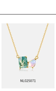 Détail du collier S925 doré avec agate verte rectangulaire et pendentif opale en goutte