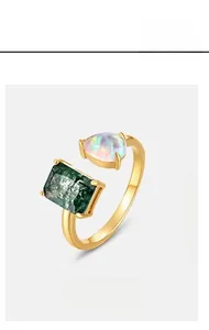 Détail d'une bague ouverte en or avec agate mousse rectangulaire et opale poire