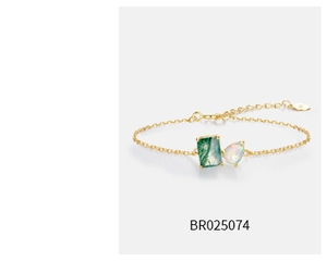 Détail de l'agate mousse verte et de l'opale sur un bracelet en argent S925 plaqué or