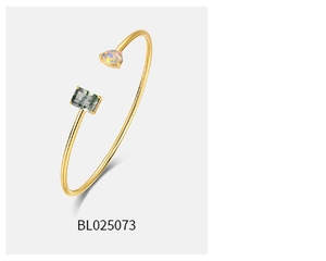 Vue détaillée du bracelet doré ouvert orné d'une opale poire et d'une agate mousse verte