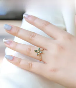 Detailed view of S925 silver four-leaf clover ring with green agate and micro-set diamonds