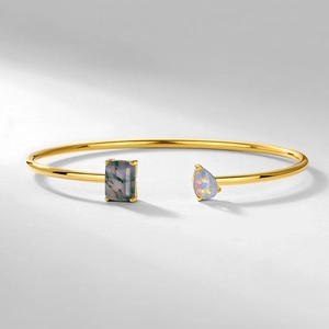 Bracciale S925 aperto con agata muschiata e opale su superficie grigia minimalista