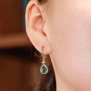Orecchini a goccia in argento S925 con agata muschiata verde e opale su modella