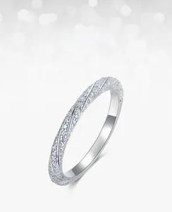 Gros plan sur la bague spirale en argent S925 avec des pierres de moissanite