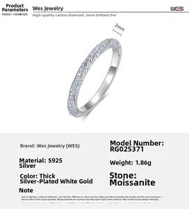 Vue détaillée de la bague en argent S925 torsadée avec moissanite et largeur 2mm
