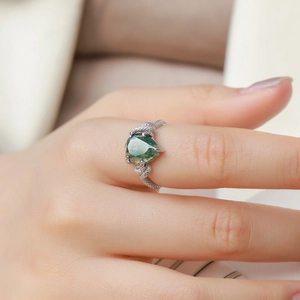 Vintage S925 sterling silver snake-textured ring featuring a pear-shaped moss agate stone