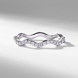 S925 Sterling Silber Wellenring mit Pavé-Moissanit-Akzenten und minimalistischem Design