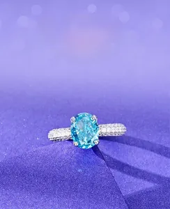 Macro d'une bague ovale bleu clair en diamant carbone sur anneau pavé argent S925