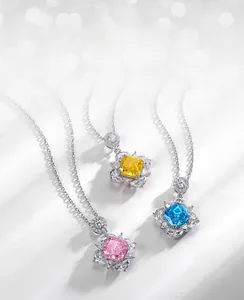 Détail macro de pendentifs en diamant de 12ct carrés en rose, jaune et bleu brillant