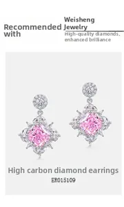 Gros plan sur des boucles d'oreilles halo en argent 925 avec diamants roses carrés