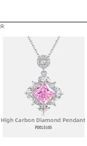 Vue macro du pendentif diamant rose 12ct en argent S925 avec une pierre de taille carrée