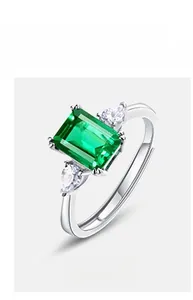 Macro di anello in argento regolabile con smeraldo rettangolare e diamanti a goccia