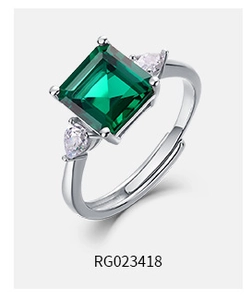 Dettaglio dell'anello in argento S925 con smeraldo quadrato e pietre laterali a pera
