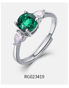 Dettaglio anello regolabile in argento S925 con zircone verde e pietre laterali a goccia