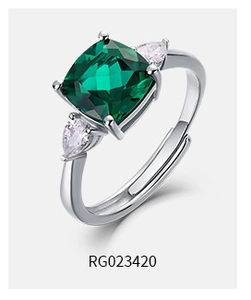 Dettaglio macro anello in argento con gemma verde quadrata e fascia regolabile