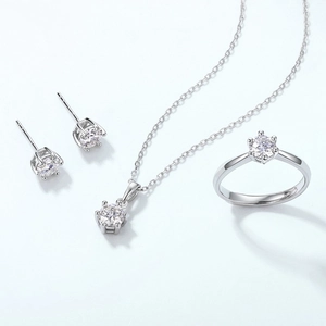 Parure élégante en argent 925 avec collier, boucles d'oreilles et bague sertis de moissanite