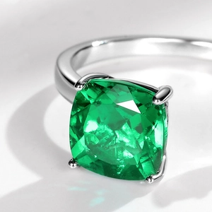Elegant 925 silver ring featuring a cushion-cut green emerald gemstone in a 4-prong setting