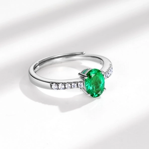 Elegant S925 sterling silver ring featuring oval emerald gemstone and white side stones