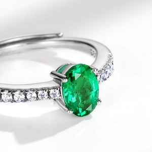 Luxurious S925 sterling silver ring with oval emerald gemstone and white zircon stones