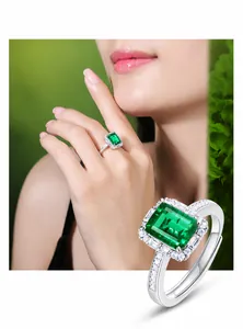 Detalle de anillo con esmeralda de corte rectangular y pavé de diamantes en plata
