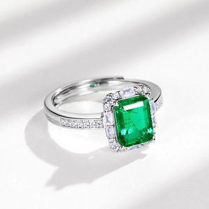 Anillo de piedra verde corte esmeralda en plata S925 con halo de diamantes y detalles