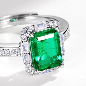 Anillo de esmeralda rectangular con halo de diamantes y banda de plata ajustable